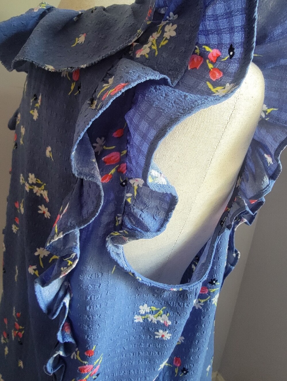 LOFT Blue Floral Ruffle Tie-Neck Blouse Size Medium - Picture 5 of 9